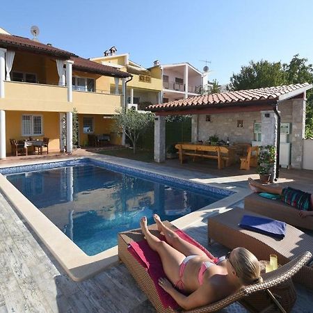 Villa Ulika - 3 Apt For 4 Persons Pula Zewnętrze zdjęcie
