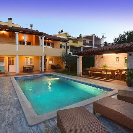 Villa Ulika - 3 Apt For 4 Persons Pula Zewnętrze zdjęcie