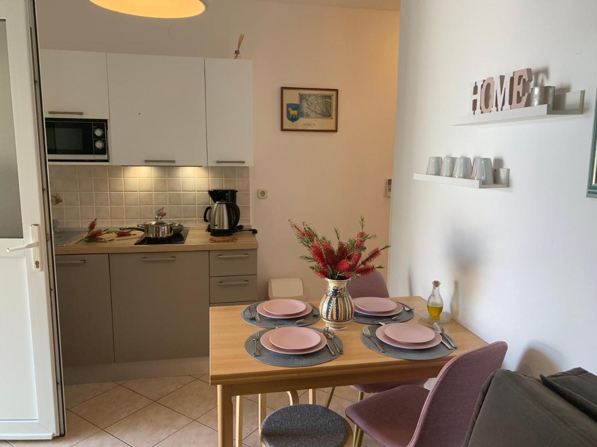 Villa Ulika - 3 Apt For 4 Persons Pula Zewnętrze zdjęcie