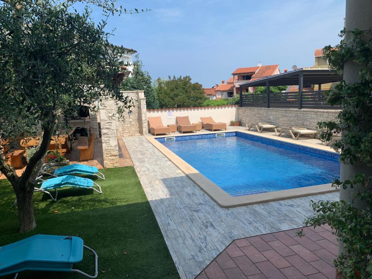 Villa Ulika - 3 Apt For 4 Persons Pula Zewnętrze zdjęcie