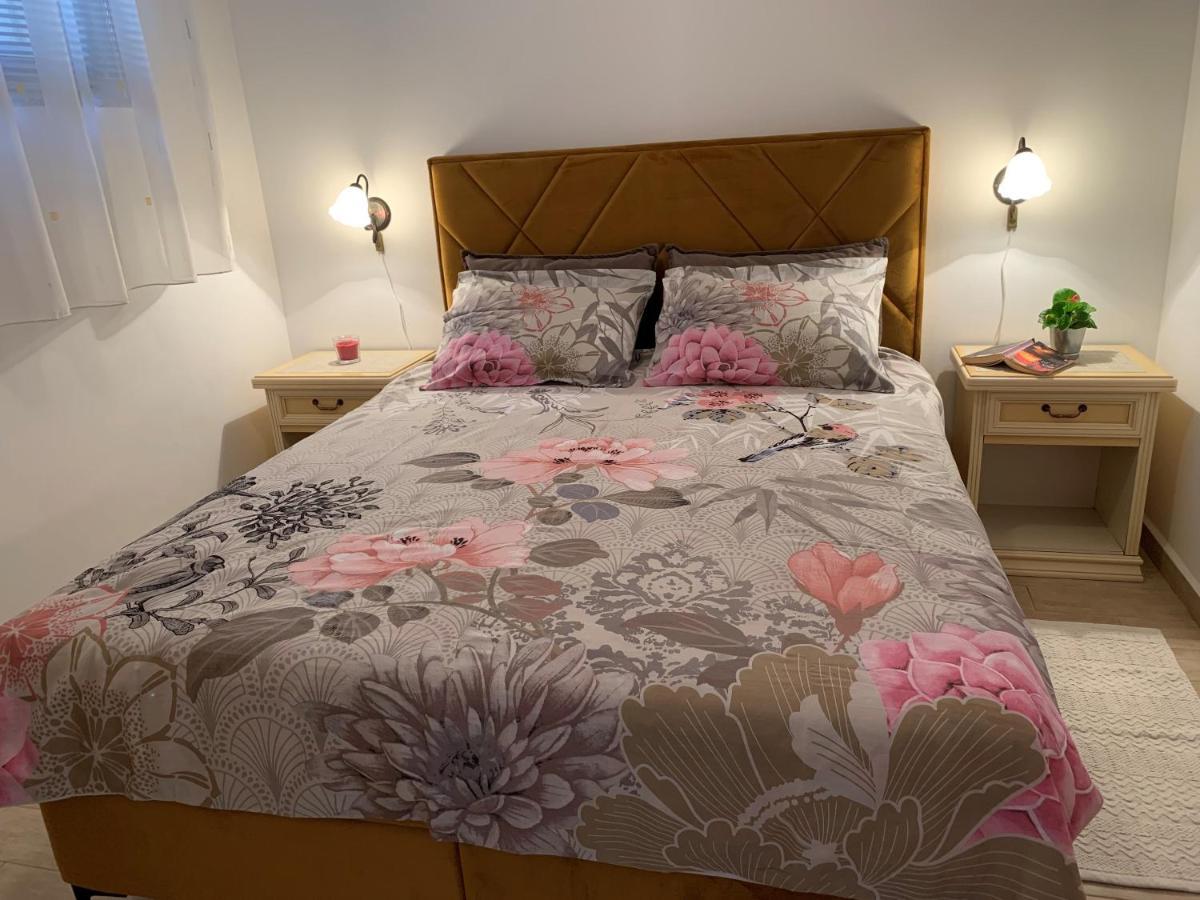 Villa Ulika - 3 Apt For 4 Persons Pula Zewnętrze zdjęcie