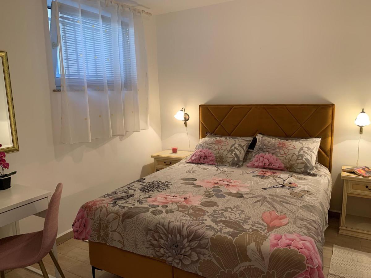 Villa Ulika - 3 Apt For 4 Persons Pula Zewnętrze zdjęcie