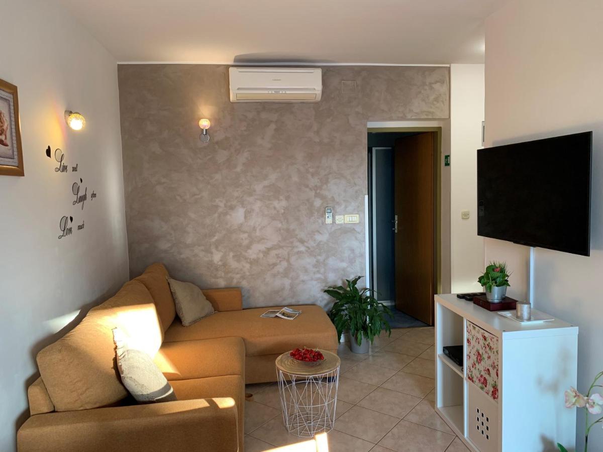 Villa Ulika - 3 Apt For 4 Persons Pula Zewnętrze zdjęcie