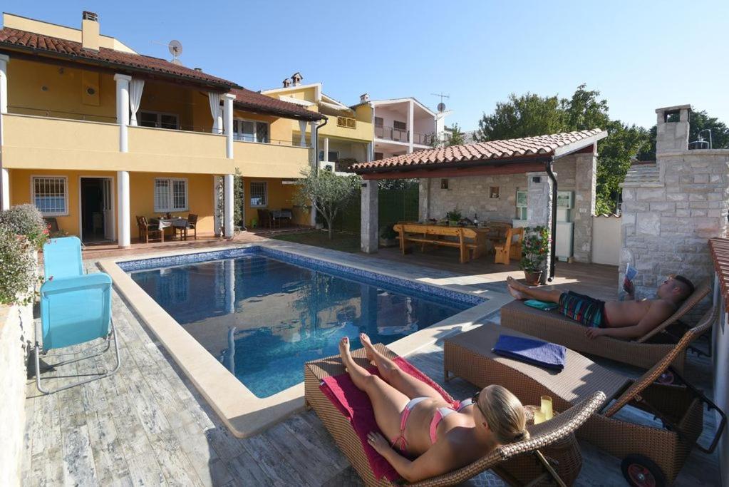 Villa Ulika - 3 Apt For 4 Persons Pula Zewnętrze zdjęcie