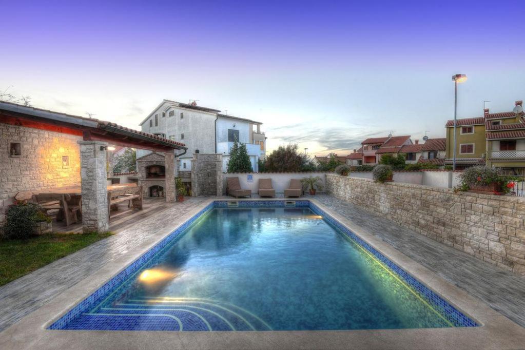 Villa Ulika - 3 Apt For 4 Persons Pula Zewnętrze zdjęcie
