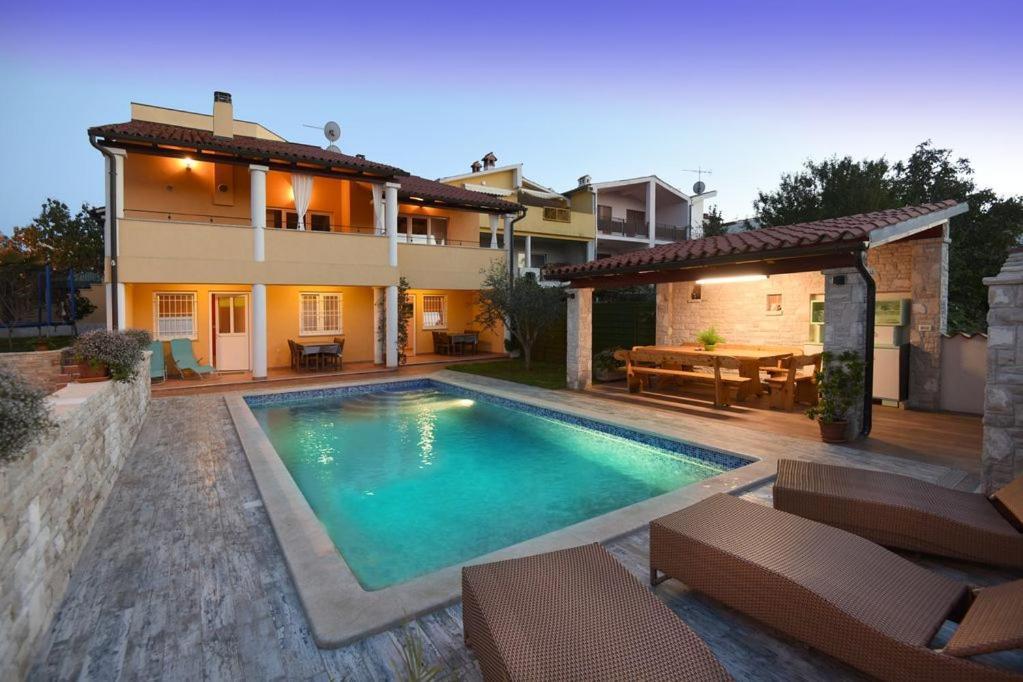 Villa Ulika - 3 Apt For 4 Persons Pula Zewnętrze zdjęcie