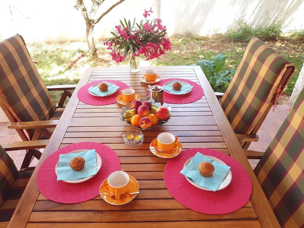 Villa Ulika - 3 Apt For 4 Persons Pula Zewnętrze zdjęcie