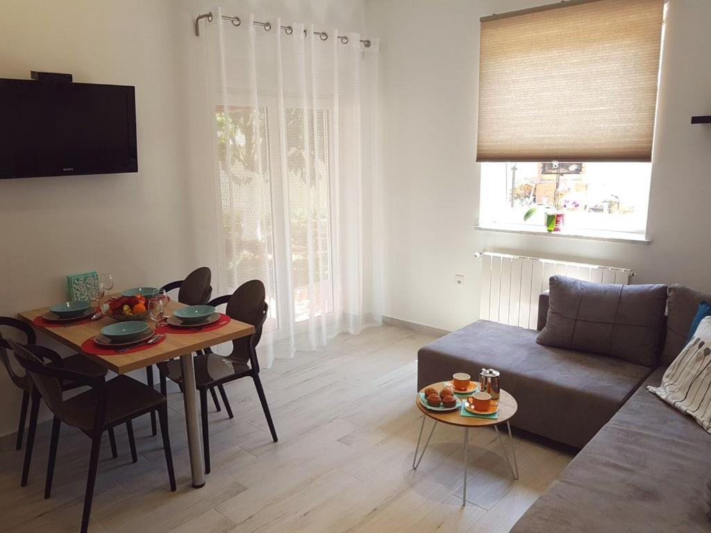 Villa Ulika - 3 Apt For 4 Persons Pula Zewnętrze zdjęcie