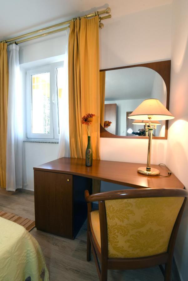 Villa Ulika - 3 Apt For 4 Persons Pula Zewnętrze zdjęcie