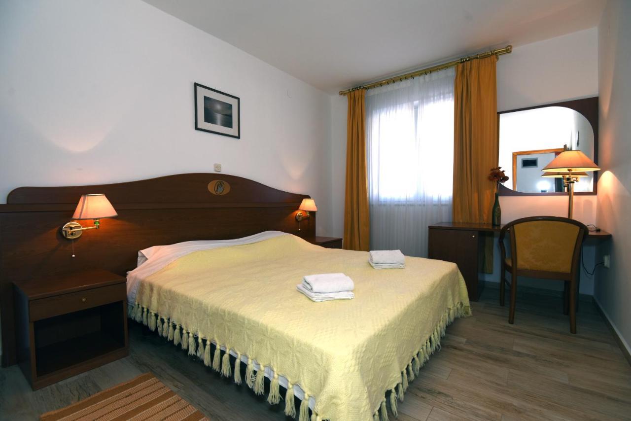 Villa Ulika - 3 Apt For 4 Persons Pula Zewnętrze zdjęcie